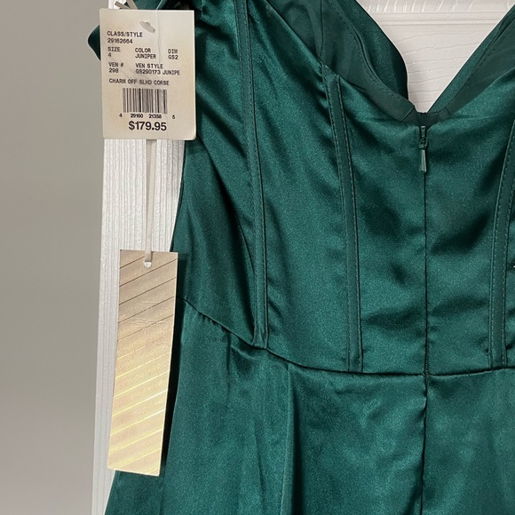 Elegant Green Evening Gown - Picture 4 of 6